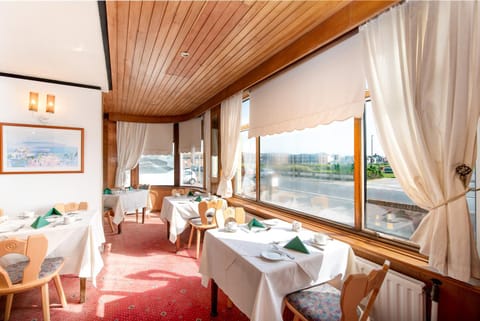 Restaurant/places to eat, Dining area, Breakfast