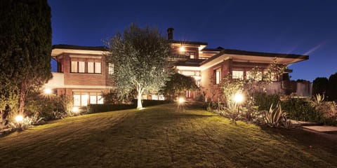 Facade/entrance, Night, Garden