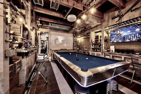 Restaurant/places to eat, Lounge or bar