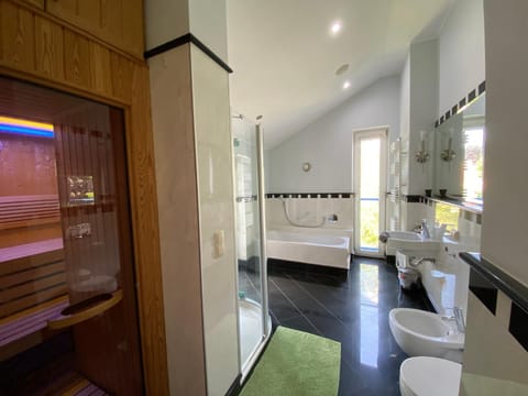 Shower, Toilet, Sauna, Bathroom, Bath, bidet, towels