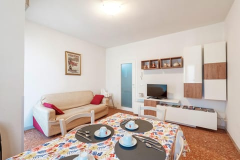 TV and multimedia, Seating area, Dining area