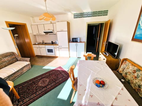 Kitchen or kitchenette, Photo of the whole room, Seating area, Dining area, room service, stove