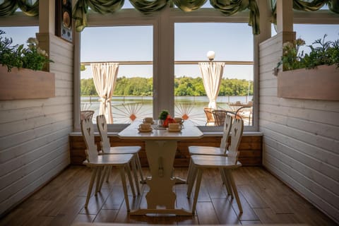 Restaurant/places to eat, Lounge or bar