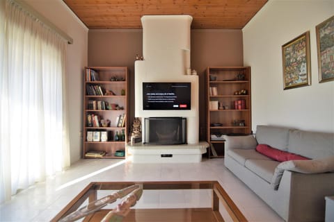 Library, TV and multimedia, Living room, Seating area, flat iron