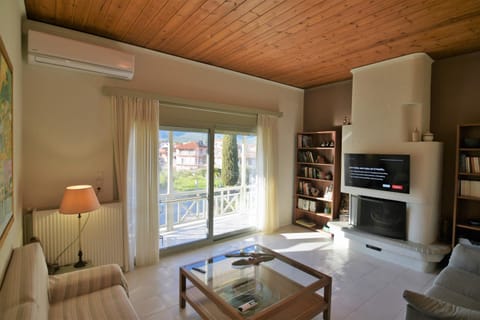 TV and multimedia, Living room, Seating area, hair dresser