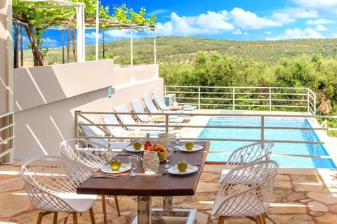 Patio, Natural landscape, View (from property/room), Balcony/Terrace, Dining area, Mountain view, Pool view, Swimming pool, sunbed