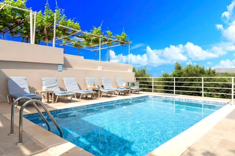 Patio, Day, Natural landscape, View (from property/room), Balcony/Terrace, Pool view, Swimming pool, sunbed