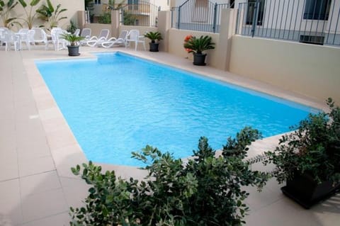 Day, Swimming pool