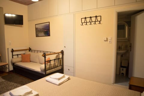 TV and multimedia, Seating area, Bedroom