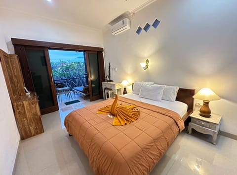 Bed, Living room, Photo of the whole room, Seating area, Bedroom, towels, air conditioner