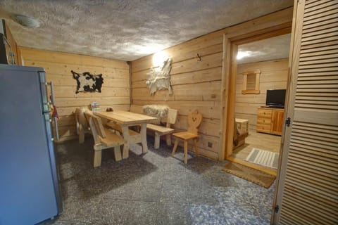 Kitchen or kitchenette, Living room, Seating area, Dining area, oven