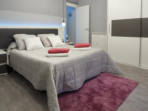 Bed, TV and multimedia, Bedroom