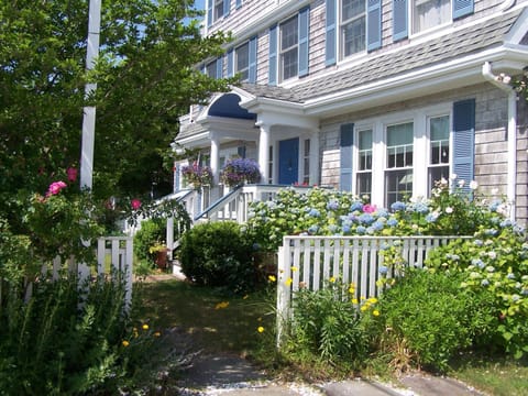 Property building, Facade/entrance, Garden