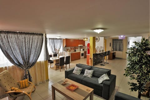 Living room, Dining area, kitchen