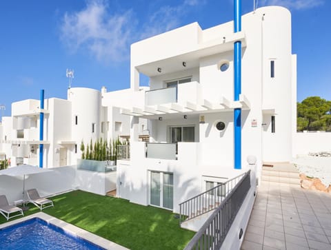 Facade/entrance, Swimming pool