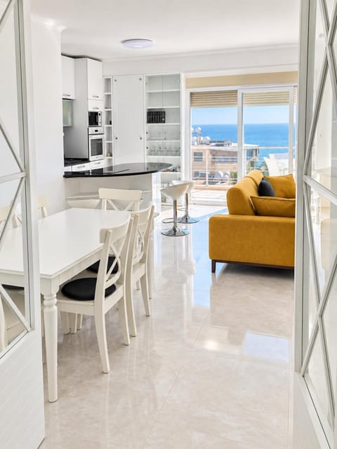 Kitchen or kitchenette, Living room, Seating area, Dining area, minibar