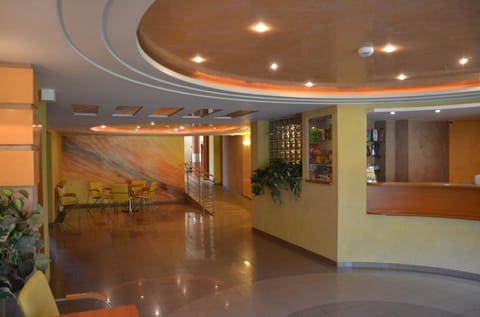 Facade/entrance, On-site shops, Lobby or reception, Non alcoholic drinks