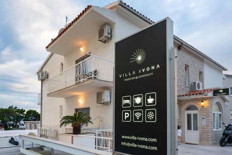 Property building, Facade/entrance, Property logo or sign, Balcony/Terrace