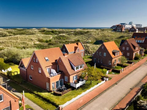 Off site, Day, Neighbourhood, Natural landscape, Bird's eye view, Garden, Garden, Balcony/Terrace, Balcony/Terrace, Beach, Beach, On site, Garden view, Quiet street view
