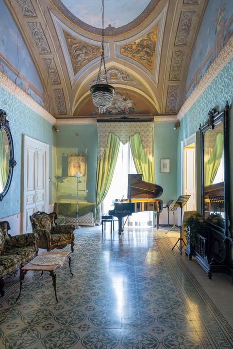 Day, Living room, Lobby or reception, Seating area