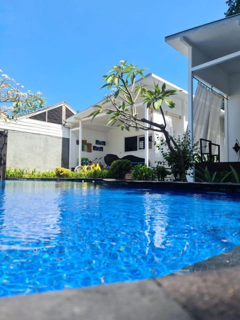 Property building, Day, Pool view, Swimming pool