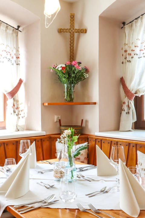 Restaurant/places to eat, Food and drinks, Banquet/Function facilities, Dining area, Food