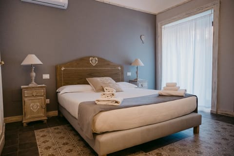Bed, Photo of the whole room, Bedroom, locker