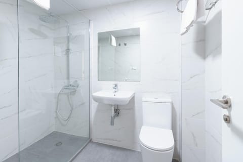 Shower, Toilet, Bathroom, towels