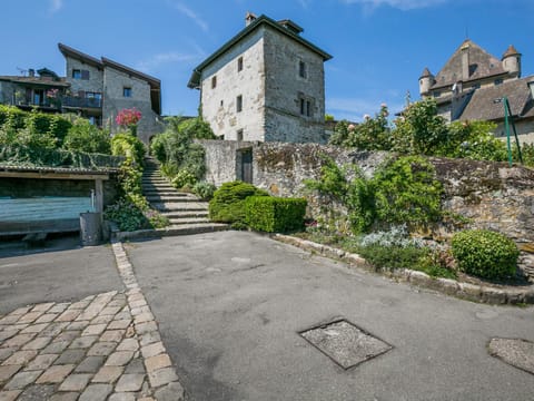 Property building, Nearby landmark, Neighbourhood