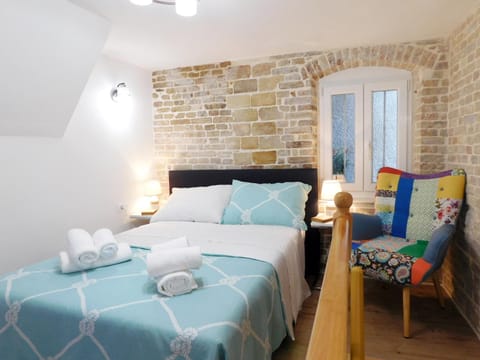 Bed, Seating area