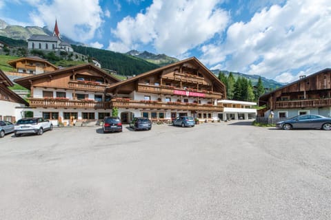 Property building, Restaurant/places to eat