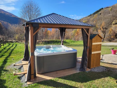 Garden, Hot Tub, Mountain view