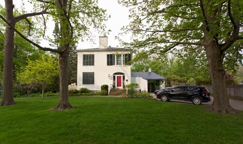 Property building, Nearby landmark, Restaurant/places to eat, Neighbourhood, Natural landscape, On site, Shopping Area