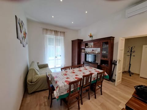 TV and multimedia, Living room, Seating area, Dining area