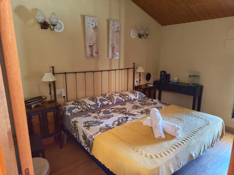 Bed, Coffee/tea facilities, Bedroom, towels, air conditioner