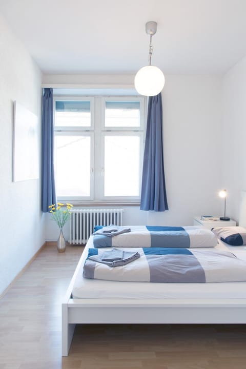 Bed, Bedroom, internet, towels