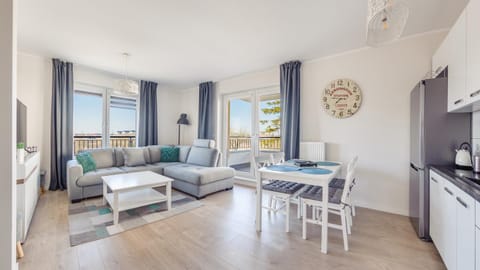 Kitchen or kitchenette, Living room, Seating area, Dining area