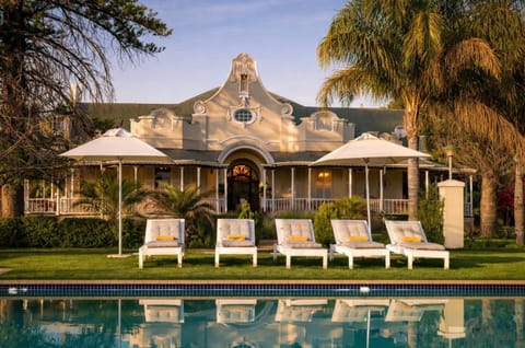 Property building, Garden, Garden view, Swimming pool, sunbed