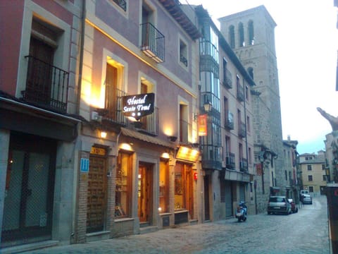 Facade/entrance, Neighbourhood