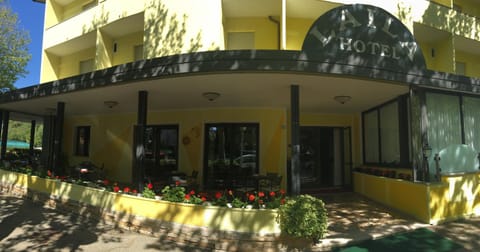 Property building, Patio, Facade/entrance
