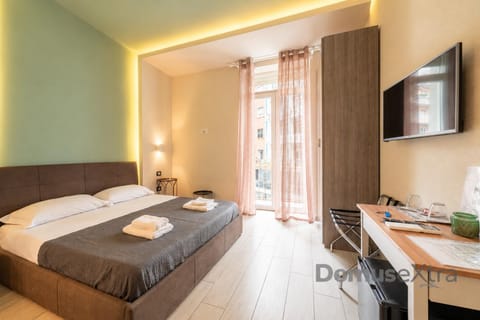 Bed, TV and multimedia, Photo of the whole room, Bedroom, minibar, towels, wardrobe, air conditioner