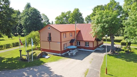 Property building, Patio, Day, Garden view, Parking