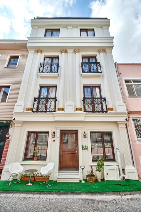 Property building, Facade/entrance, Off site, Day