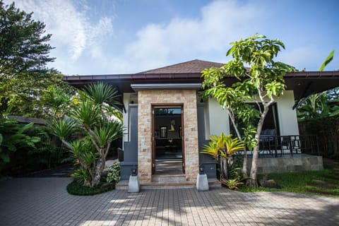 Facade/entrance