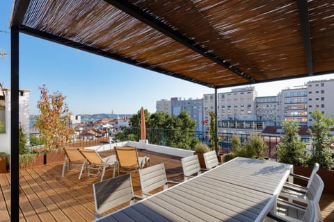 Balcony/Terrace, Seating area, Dining area, City view, River view, Street view