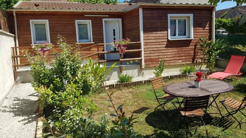 Facade/entrance, Garden, Garden view, young children, older children, group of guests, Family