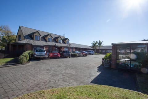 Property building, Garden, Swimming pool