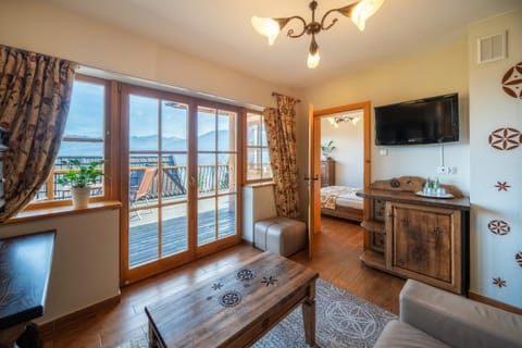 TV and multimedia, Living room, Seating area, Mountain view
