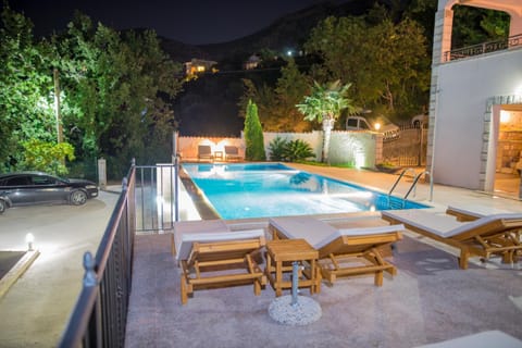 Swimming pool, Swimming pool