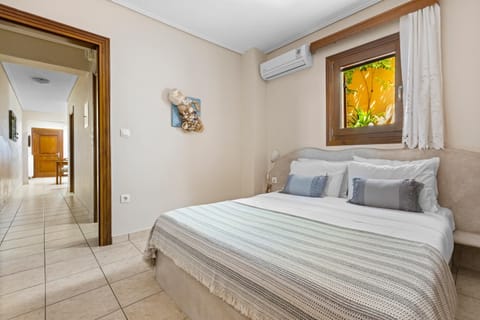 Bed, Photo of the whole room, Bedroom, air conditioner